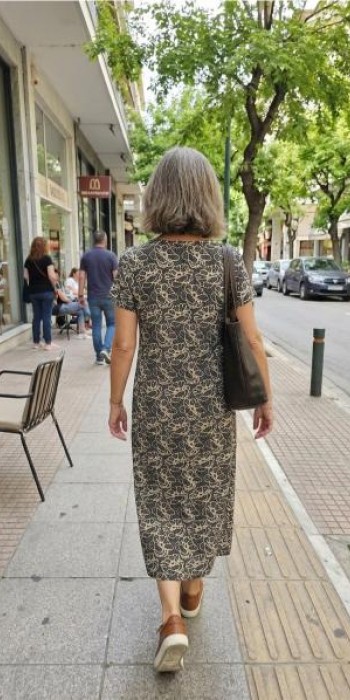 Βισκόζ φόρεμα μαύρο με λευκά λουλούδια Βισκόζ φόρεμα μαύρο με λευκά λουλούδια