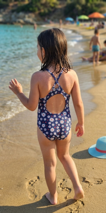 Παιδικό ολόσωμο μαγιό με αντηλιακή προστασία μπλε με μαργαρίτες Παιδικό ολόσωμο μαγιό με αντηλιακή προστασία μπλε με μαργαρίτες