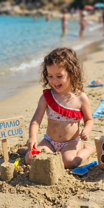 Παιδικό μαγιό μπικίνι με αντηλιακή προστασία με μια ράντα Παιδικό μαγιό μπικίνι με αντηλιακή προστασία με μια ράντα