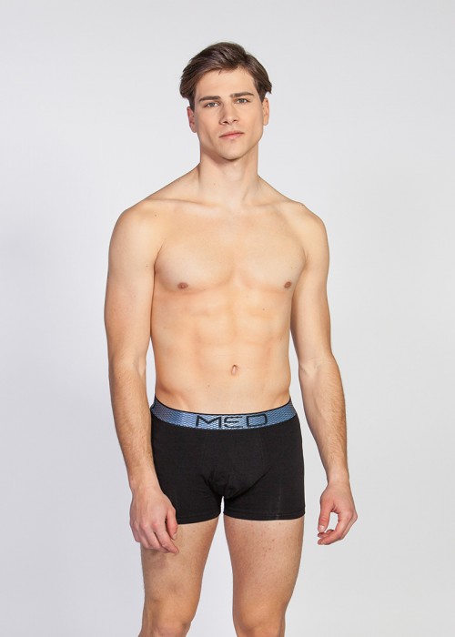Med μαύρο boxer με μπλε λάστιχο