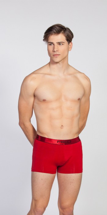 Med κόκκινο boxer