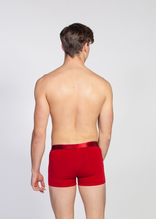 Med κόκκινο boxer