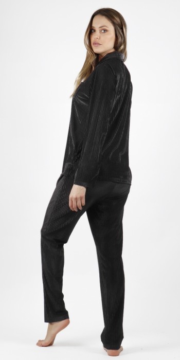 Γυναικεία μαύρη βελούδινη πυτζάμα με κουμπάκια Γυναικεία μαύρη βελούδινη πυτζάμα με κουμπάκια